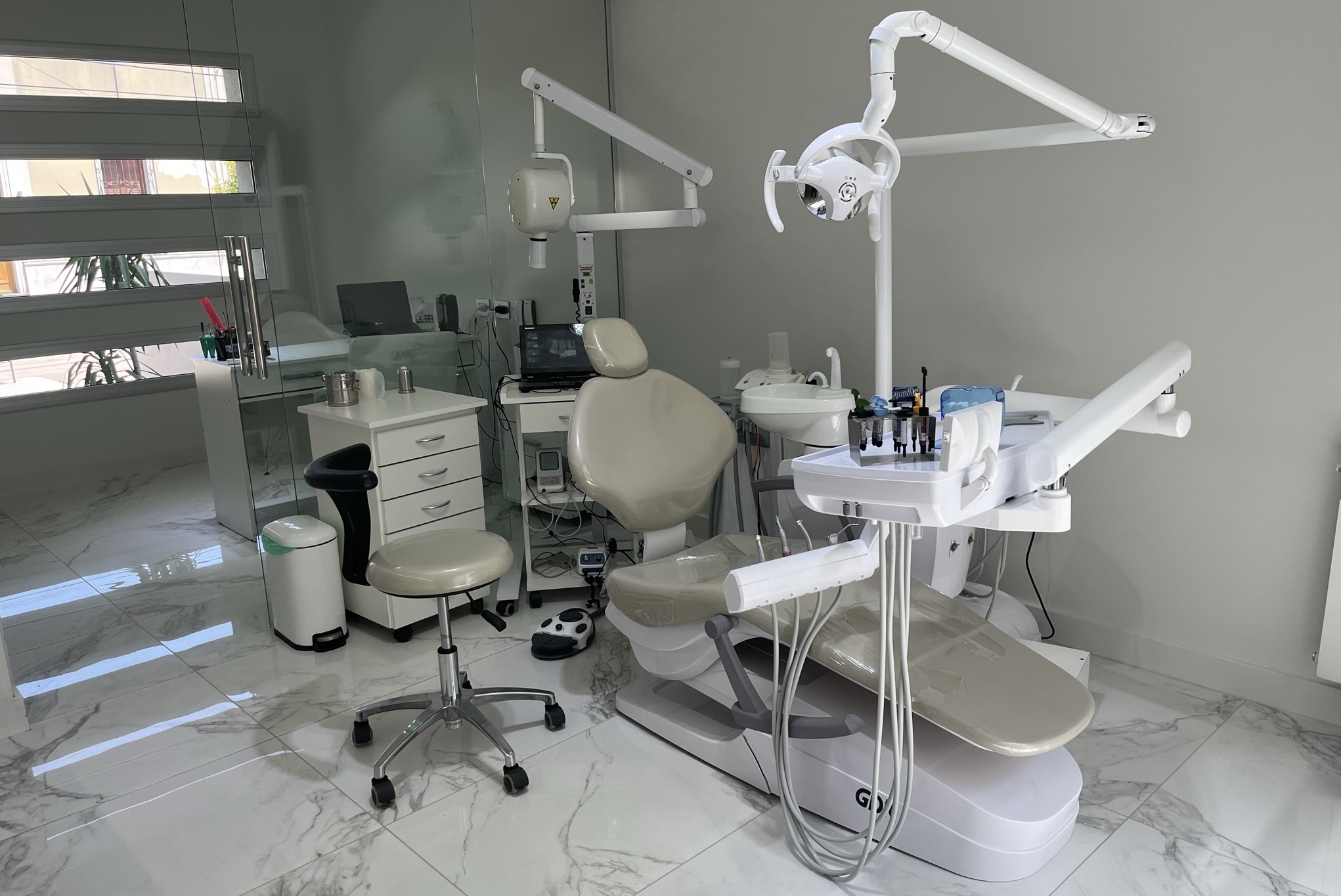 foto del sillon odontológico de Débora Márquez, 
                            junto con todo el equipamiento moderno