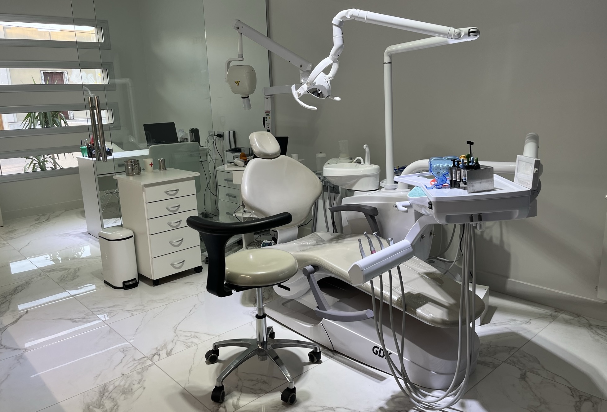 foto del sillon odontológico de Débora Márquez, 
                junto con todo el equipamiento moderno